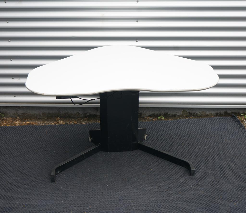 Conset hjerteformet hjørneskrivebord 117x90 cm med hvid bordplade og sort stel set forfra